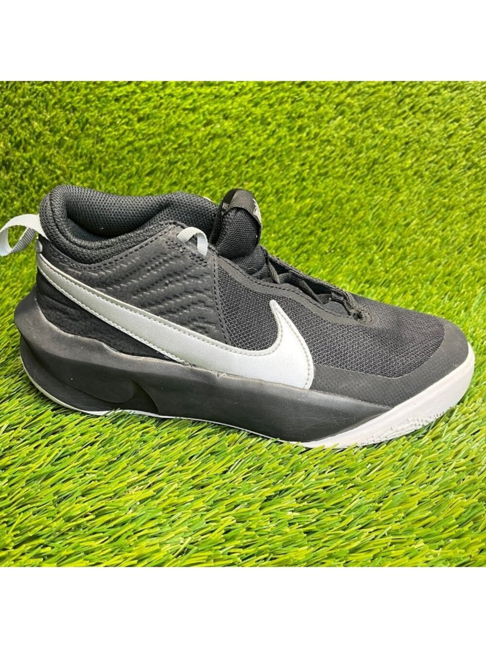 Nike Team Hustle D10 Boys Size 5.5Y Black Silver Athletic Running Shoes Sneakers